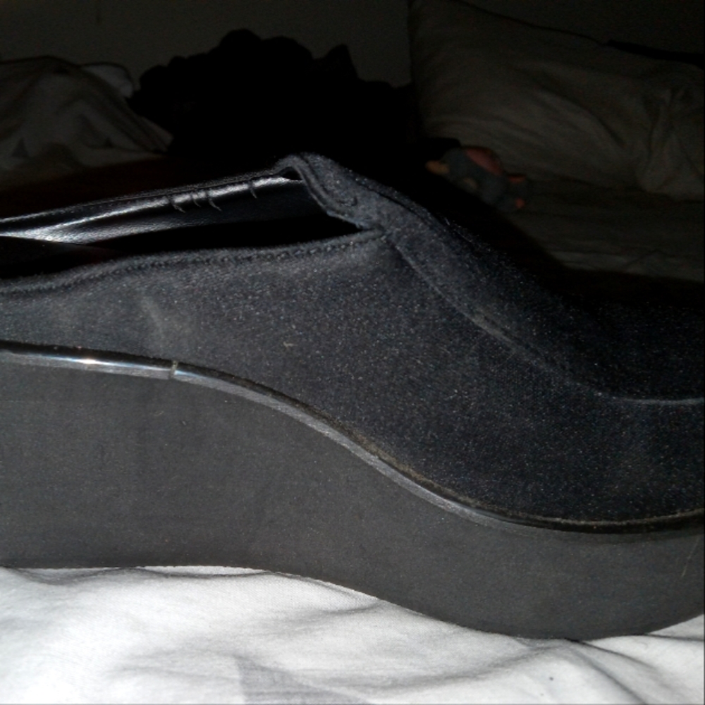 sleek design with a comfortable platform sole , which is great for Casual wear